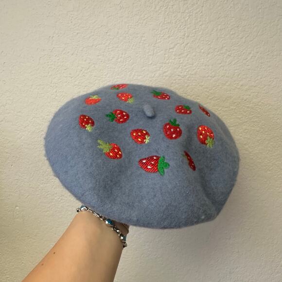 Clammy Heart Strawberries Embroidered Beret Wool Blue - Picture 2 of 6